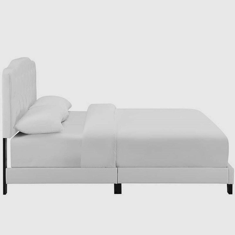 Lit plateforme pleine grandeur en cuir blanc avec tête de lit capitonnée