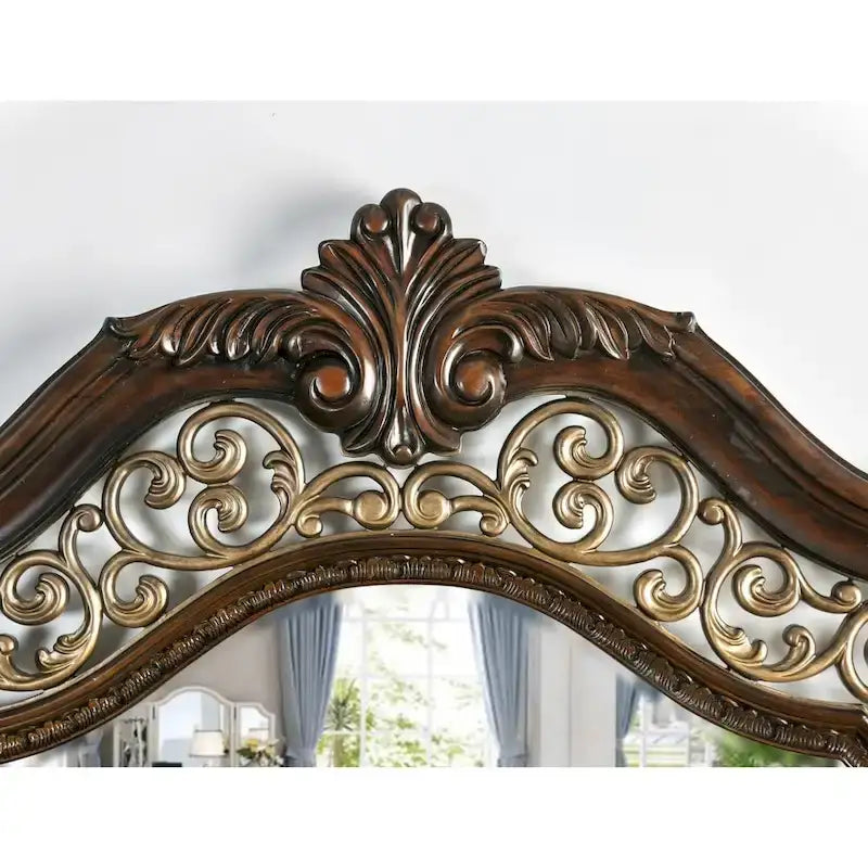 Lit à panneaux sculptés en bois brun traditionnel