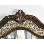 Lit à panneaux sculptés en bois brun traditionnel