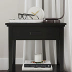 Lit King en bois noir et deux tables de chevet