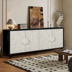 Enfilade avec portes à motif symétrique sculpté